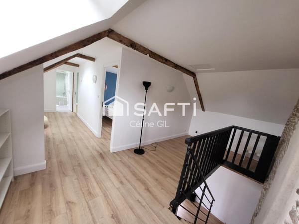 Grande longère située au cœur du bourg de Lantillac