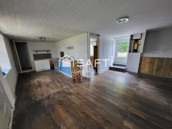 Grande longère située au cœur du bourg de Lantillac