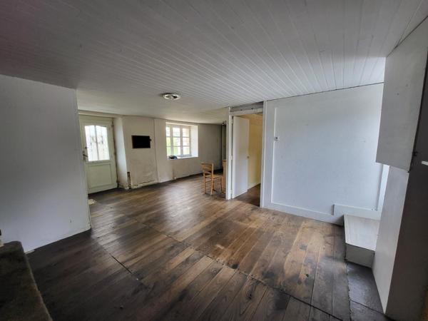 Grande longère située au cœur du bourg de Lantillac