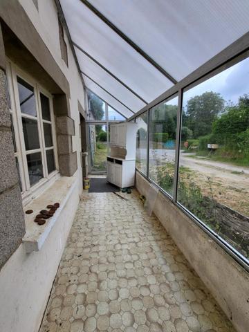 Grande longère située au cœur du bourg de Lantillac