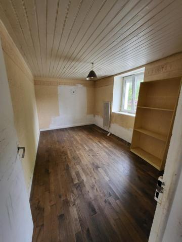 Grande longère située au cœur du bourg de Lantillac