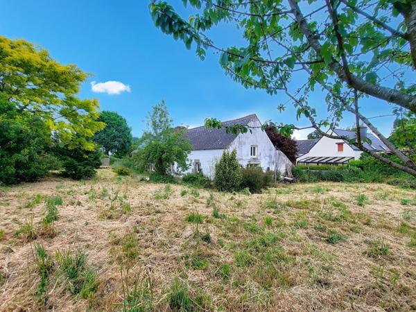 Grande longère située au cœur du bourg de Lantillac