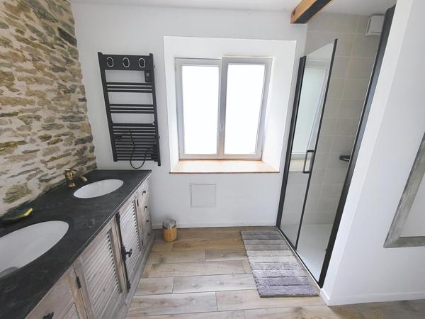 Grande longère située au cœur du bourg de Lantillac