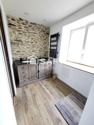 Grande longère située au cœur du bourg de Lantillac