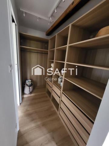 Grande longère située au cœur du bourg de Lantillac