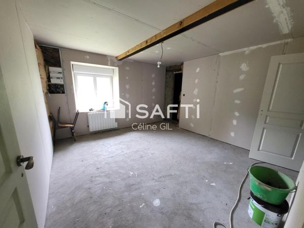 Grande longère située au cœur du bourg de Lantillac