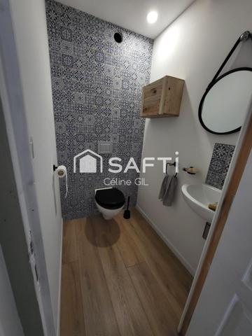 Grande longère située au cœur du bourg de Lantillac