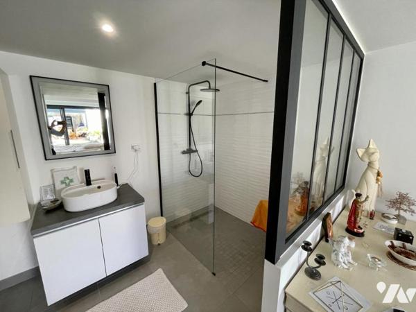 ST GILLES LES BAINS VILLA T6 PISCINE