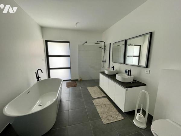 ST GILLES LES BAINS VILLA T6 PISCINE