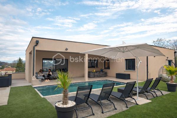 Villa d’architecte contemporaine de 243 m²,  sur une parcelle de 1 500 m²,En exclusivité, découvrez cette édifiée offrant calme absolu, intimité et absence totale de vis-à-vis, à proximité immédiate du parc Cébazat , tout en bénéficiant de l’ensemble des commodités.

Conçue pour offrir confort, élégance et modernité, cette propriété d’exception séduit par ses volumes et sa luminosité.
La pièce de vie de 58 m², baignée de lumière, s’ouvre harmonieusement sur la piscine, créant une parfaite continuité entre intérieur et extérieur.
La cuisine américaine entièrement équipée, au design raffiné, est sublimée par un îlot central, véritable cœur de la maison.
L’espace nuit accueille une superbe suite parentale disposant d’un balcon, d’un dressing et d’une salle de douche privative.
Une salle de bain avec douche à l’italienne, un WC indépendant, ainsi que trois chambres et un bureau en rez-de-chaussée, complètent l’espace nuit.
Un cellier et un WC supplémentaire viennent parfaire l’agencement intérieur.
En complément, une dépendance de plain-pied de 80 m² permet d’envisager un logement indépendant, un projet locatif ou une activité professionnelle.
Un garage de 80 m², une pompe à chaleur, une climatisation réversible (double split), une porte motorisée, ainsi qu’une terrasse aménagée avec gravier, viennent compléter ce bien rare aux prestations de qualité.