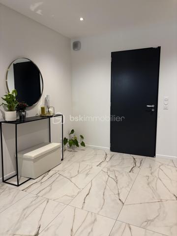 Villa d’architecte contemporaine de 243 m²,  sur une parcelle de 1 500 m²,En exclusivité, découvrez cette édifiée offrant calme absolu, intimité et absence totale de vis-à-vis, à proximité immédiate du parc Cébazat , tout en bénéficiant de l’ensemble des commodités.

Conçue pour offrir confort, élégance et modernité, cette propriété d’exception séduit par ses volumes et sa luminosité.
La pièce de vie de 58 m², baignée de lumière, s’ouvre harmonieusement sur la piscine, créant une parfaite continuité entre intérieur et extérieur.
La cuisine américaine entièrement équipée, au design raffiné, est sublimée par un îlot central, véritable cœur de la maison.
L’espace nuit accueille une superbe suite parentale disposant d’un balcon, d’un dressing et d’une salle de douche privative.
Une salle de bain avec douche à l’italienne, un WC indépendant, ainsi que trois chambres et un bureau en rez-de-chaussée, complètent l’espace nuit.
Un cellier et un WC supplémentaire viennent parfaire l’agencement intérieur.
En complément, une dépendance de plain-pied de 80 m² permet d’envisager un logement indépendant, un projet locatif ou une activité professionnelle.
Un garage de 80 m², une pompe à chaleur, une climatisation réversible (double split), une porte motorisée, ainsi qu’une terrasse aménagée avec gravier, viennent compléter ce bien rare aux prestations de qualité.