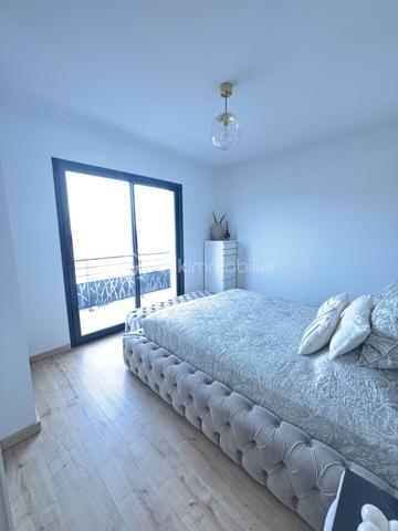 Villa d’architecte contemporaine de 243 m²,  sur une parcelle de 1 500 m²,En exclusivité, découvrez cette édifiée offrant calme absolu, intimité et absence totale de vis-à-vis, à proximité immédiate du parc Cébazat , tout en bénéficiant de l’ensemble des commodités.

Conçue pour offrir confort, élégance et modernité, cette propriété d’exception séduit par ses volumes et sa luminosité.
La pièce de vie de 58 m², baignée de lumière, s’ouvre harmonieusement sur la piscine, créant une parfaite continuité entre intérieur et extérieur.
La cuisine américaine entièrement équipée, au design raffiné, est sublimée par un îlot central, véritable cœur de la maison.
L’espace nuit accueille une superbe suite parentale disposant d’un balcon, d’un dressing et d’une salle de douche privative.
Une salle de bain avec douche à l’italienne, un WC indépendant, ainsi que trois chambres et un bureau en rez-de-chaussée, complètent l’espace nuit.
Un cellier et un WC supplémentaire viennent parfaire l’agencement intérieur.
En complément, une dépendance de plain-pied de 80 m² permet d’envisager un logement indépendant, un projet locatif ou une activité professionnelle.
Un garage de 80 m², une pompe à chaleur, une climatisation réversible (double split), une porte motorisée, ainsi qu’une terrasse aménagée avec gravier, viennent compléter ce bien rare aux prestations de qualité.