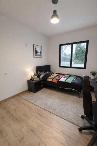 Villa d’architecte contemporaine de 243 m²,  sur une parcelle de 1 500 m²,En exclusivité, découvrez cette édifiée offrant calme absolu, intimité et absence totale de vis-à-vis, à proximité immédiate du parc Cébazat , tout en bénéficiant de l’ensemble des commodités.

Conçue pour offrir confort, élégance et modernité, cette propriété d’exception séduit par ses volumes et sa luminosité.
La pièce de vie de 58 m², baignée de lumière, s’ouvre harmonieusement sur la piscine, créant une parfaite continuité entre intérieur et extérieur.
La cuisine américaine entièrement équipée, au design raffiné, est sublimée par un îlot central, véritable cœur de la maison.
L’espace nuit accueille une superbe suite parentale disposant d’un balcon, d’un dressing et d’une salle de douche privative.
Une salle de bain avec douche à l’italienne, un WC indépendant, ainsi que trois chambres et un bureau en rez-de-chaussée, complètent l’espace nuit.
Un cellier et un WC supplémentaire viennent parfaire l’agencement intérieur.
En complément, une dépendance de plain-pied de 80 m² permet d’envisager un logement indépendant, un projet locatif ou une activité professionnelle.
Un garage de 80 m², une pompe à chaleur, une climatisation réversible (double split), une porte motorisée, ainsi qu’une terrasse aménagée avec gravier, viennent compléter ce bien rare aux prestations de qualité.