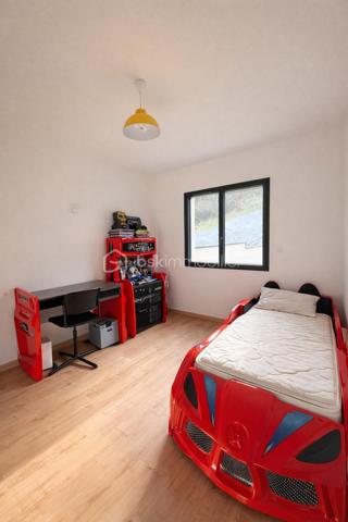 Villa d’architecte contemporaine de 243 m²,  sur une parcelle de 1 500 m²,En exclusivité, découvrez cette édifiée offrant calme absolu, intimité et absence totale de vis-à-vis, à proximité immédiate du parc Cébazat , tout en bénéficiant de l’ensemble des commodités.

Conçue pour offrir confort, élégance et modernité, cette propriété d’exception séduit par ses volumes et sa luminosité.
La pièce de vie de 58 m², baignée de lumière, s’ouvre harmonieusement sur la piscine, créant une parfaite continuité entre intérieur et extérieur.
La cuisine américaine entièrement équipée, au design raffiné, est sublimée par un îlot central, véritable cœur de la maison.
L’espace nuit accueille une superbe suite parentale disposant d’un balcon, d’un dressing et d’une salle de douche privative.
Une salle de bain avec douche à l’italienne, un WC indépendant, ainsi que trois chambres et un bureau en rez-de-chaussée, complètent l’espace nuit.
Un cellier et un WC supplémentaire viennent parfaire l’agencement intérieur.
En complément, une dépendance de plain-pied de 80 m² permet d’envisager un logement indépendant, un projet locatif ou une activité professionnelle.
Un garage de 80 m², une pompe à chaleur, une climatisation réversible (double split), une porte motorisée, ainsi qu’une terrasse aménagée avec gravier, viennent compléter ce bien rare aux prestations de qualité.
