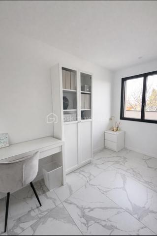 Villa d’architecte contemporaine de 243 m²,  sur une parcelle de 1 500 m²,En exclusivité, découvrez cette édifiée offrant calme absolu, intimité et absence totale de vis-à-vis, à proximité immédiate du parc Cébazat , tout en bénéficiant de l’ensemble des commodités.

Conçue pour offrir confort, élégance et modernité, cette propriété d’exception séduit par ses volumes et sa luminosité.
La pièce de vie de 58 m², baignée de lumière, s’ouvre harmonieusement sur la piscine, créant une parfaite continuité entre intérieur et extérieur.
La cuisine américaine entièrement équipée, au design raffiné, est sublimée par un îlot central, véritable cœur de la maison.
L’espace nuit accueille une superbe suite parentale disposant d’un balcon, d’un dressing et d’une salle de douche privative.
Une salle de bain avec douche à l’italienne, un WC indépendant, ainsi que trois chambres et un bureau en rez-de-chaussée, complètent l’espace nuit.
Un cellier et un WC supplémentaire viennent parfaire l’agencement intérieur.
En complément, une dépendance de plain-pied de 80 m² permet d’envisager un logement indépendant, un projet locatif ou une activité professionnelle.
Un garage de 80 m², une pompe à chaleur, une climatisation réversible (double split), une porte motorisée, ainsi qu’une terrasse aménagée avec gravier, viennent compléter ce bien rare aux prestations de qualité.
