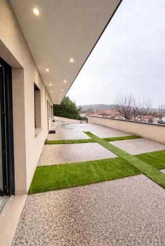 Villa d’architecte contemporaine de 243 m²,  sur une parcelle de 1 500 m²,En exclusivité, découvrez cette édifiée offrant calme absolu, intimité et absence totale de vis-à-vis, à proximité immédiate du parc Cébazat , tout en bénéficiant de l’ensemble des commodités.

Conçue pour offrir confort, élégance et modernité, cette propriété d’exception séduit par ses volumes et sa luminosité.
La pièce de vie de 58 m², baignée de lumière, s’ouvre harmonieusement sur la piscine, créant une parfaite continuité entre intérieur et extérieur.
La cuisine américaine entièrement équipée, au design raffiné, est sublimée par un îlot central, véritable cœur de la maison.
L’espace nuit accueille une superbe suite parentale disposant d’un balcon, d’un dressing et d’une salle de douche privative.
Une salle de bain avec douche à l’italienne, un WC indépendant, ainsi que trois chambres et un bureau en rez-de-chaussée, complètent l’espace nuit.
Un cellier et un WC supplémentaire viennent parfaire l’agencement intérieur.
En complément, une dépendance de plain-pied de 80 m² permet d’envisager un logement indépendant, un projet locatif ou une activité professionnelle.
Un garage de 80 m², une pompe à chaleur, une climatisation réversible (double split), une porte motorisée, ainsi qu’une terrasse aménagée avec gravier, viennent compléter ce bien rare aux prestations de qualité.