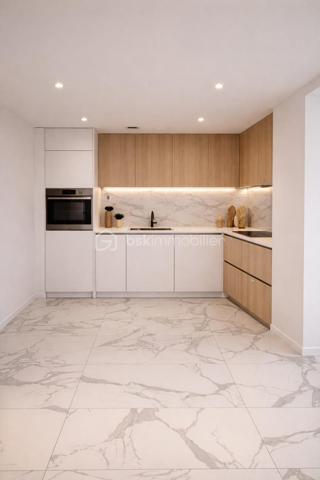 Villa d’architecte contemporaine de 243 m²,  sur une parcelle de 1 500 m²,En exclusivité, découvrez cette édifiée offrant calme absolu, intimité et absence totale de vis-à-vis, à proximité immédiate du parc Cébazat , tout en bénéficiant de l’ensemble des commodités.

Conçue pour offrir confort, élégance et modernité, cette propriété d’exception séduit par ses volumes et sa luminosité.
La pièce de vie de 58 m², baignée de lumière, s’ouvre harmonieusement sur la piscine, créant une parfaite continuité entre intérieur et extérieur.
La cuisine américaine entièrement équipée, au design raffiné, est sublimée par un îlot central, véritable cœur de la maison.
L’espace nuit accueille une superbe suite parentale disposant d’un balcon, d’un dressing et d’une salle de douche privative.
Une salle de bain avec douche à l’italienne, un WC indépendant, ainsi que trois chambres et un bureau en rez-de-chaussée, complètent l’espace nuit.
Un cellier et un WC supplémentaire viennent parfaire l’agencement intérieur.
En complément, une dépendance de plain-pied de 80 m² permet d’envisager un logement indépendant, un projet locatif ou une activité professionnelle.
Un garage de 80 m², une pompe à chaleur, une climatisation réversible (double split), une porte motorisée, ainsi qu’une terrasse aménagée avec gravier, viennent compléter ce bien rare aux prestations de qualité.