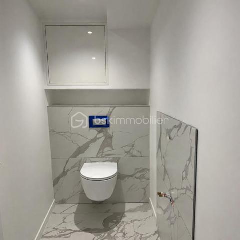 Villa d’architecte contemporaine de 243 m²,  sur une parcelle de 1 500 m²,En exclusivité, découvrez cette édifiée offrant calme absolu, intimité et absence totale de vis-à-vis, à proximité immédiate du parc Cébazat , tout en bénéficiant de l’ensemble des commodités.

Conçue pour offrir confort, élégance et modernité, cette propriété d’exception séduit par ses volumes et sa luminosité.
La pièce de vie de 58 m², baignée de lumière, s’ouvre harmonieusement sur la piscine, créant une parfaite continuité entre intérieur et extérieur.
La cuisine américaine entièrement équipée, au design raffiné, est sublimée par un îlot central, véritable cœur de la maison.
L’espace nuit accueille une superbe suite parentale disposant d’un balcon, d’un dressing et d’une salle de douche privative.
Une salle de bain avec douche à l’italienne, un WC indépendant, ainsi que trois chambres et un bureau en rez-de-chaussée, complètent l’espace nuit.
Un cellier et un WC supplémentaire viennent parfaire l’agencement intérieur.
En complément, une dépendance de plain-pied de 80 m² permet d’envisager un logement indépendant, un projet locatif ou une activité professionnelle.
Un garage de 80 m², une pompe à chaleur, une climatisation réversible (double split), une porte motorisée, ainsi qu’une terrasse aménagée avec gravier, viennent compléter ce bien rare aux prestations de qualité.