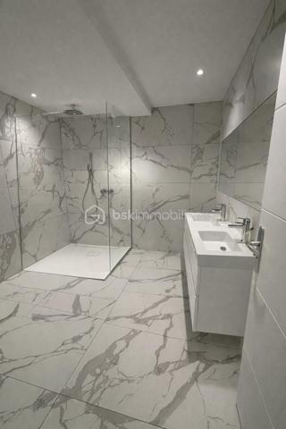 Villa d’architecte contemporaine de 243 m²,  sur une parcelle de 1 500 m²,En exclusivité, découvrez cette édifiée offrant calme absolu, intimité et absence totale de vis-à-vis, à proximité immédiate du parc Cébazat , tout en bénéficiant de l’ensemble des commodités.

Conçue pour offrir confort, élégance et modernité, cette propriété d’exception séduit par ses volumes et sa luminosité.
La pièce de vie de 58 m², baignée de lumière, s’ouvre harmonieusement sur la piscine, créant une parfaite continuité entre intérieur et extérieur.
La cuisine américaine entièrement équipée, au design raffiné, est sublimée par un îlot central, véritable cœur de la maison.
L’espace nuit accueille une superbe suite parentale disposant d’un balcon, d’un dressing et d’une salle de douche privative.
Une salle de bain avec douche à l’italienne, un WC indépendant, ainsi que trois chambres et un bureau en rez-de-chaussée, complètent l’espace nuit.
Un cellier et un WC supplémentaire viennent parfaire l’agencement intérieur.
En complément, une dépendance de plain-pied de 80 m² permet d’envisager un logement indépendant, un projet locatif ou une activité professionnelle.
Un garage de 80 m², une pompe à chaleur, une climatisation réversible (double split), une porte motorisée, ainsi qu’une terrasse aménagée avec gravier, viennent compléter ce bien rare aux prestations de qualité.