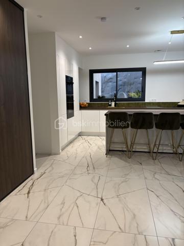 Villa d’architecte contemporaine de 243 m²,  sur une parcelle de 1 500 m²,En exclusivité, découvrez cette édifiée offrant calme absolu, intimité et absence totale de vis-à-vis, à proximité immédiate du parc Cébazat , tout en bénéficiant de l’ensemble des commodités.

Conçue pour offrir confort, élégance et modernité, cette propriété d’exception séduit par ses volumes et sa luminosité.
La pièce de vie de 58 m², baignée de lumière, s’ouvre harmonieusement sur la piscine, créant une parfaite continuité entre intérieur et extérieur.
La cuisine américaine entièrement équipée, au design raffiné, est sublimée par un îlot central, véritable cœur de la maison.
L’espace nuit accueille une superbe suite parentale disposant d’un balcon, d’un dressing et d’une salle de douche privative.
Une salle de bain avec douche à l’italienne, un WC indépendant, ainsi que trois chambres et un bureau en rez-de-chaussée, complètent l’espace nuit.
Un cellier et un WC supplémentaire viennent parfaire l’agencement intérieur.
En complément, une dépendance de plain-pied de 80 m² permet d’envisager un logement indépendant, un projet locatif ou une activité professionnelle.
Un garage de 80 m², une pompe à chaleur, une climatisation réversible (double split), une porte motorisée, ainsi qu’une terrasse aménagée avec gravier, viennent compléter ce bien rare aux prestations de qualité.