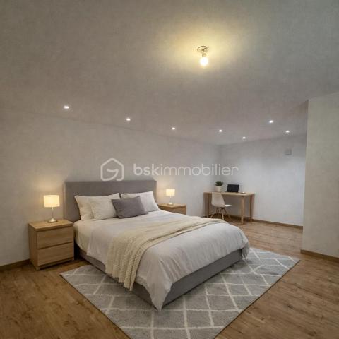 Villa d’architecte contemporaine de 243 m²,  sur une parcelle de 1 500 m²,En exclusivité, découvrez cette édifiée offrant calme absolu, intimité et absence totale de vis-à-vis, à proximité immédiate du parc Cébazat , tout en bénéficiant de l’ensemble des commodités.

Conçue pour offrir confort, élégance et modernité, cette propriété d’exception séduit par ses volumes et sa luminosité.
La pièce de vie de 58 m², baignée de lumière, s’ouvre harmonieusement sur la piscine, créant une parfaite continuité entre intérieur et extérieur.
La cuisine américaine entièrement équipée, au design raffiné, est sublimée par un îlot central, véritable cœur de la maison.
L’espace nuit accueille une superbe suite parentale disposant d’un balcon, d’un dressing et d’une salle de douche privative.
Une salle de bain avec douche à l’italienne, un WC indépendant, ainsi que trois chambres et un bureau en rez-de-chaussée, complètent l’espace nuit.
Un cellier et un WC supplémentaire viennent parfaire l’agencement intérieur.
En complément, une dépendance de plain-pied de 80 m² permet d’envisager un logement indépendant, un projet locatif ou une activité professionnelle.
Un garage de 80 m², une pompe à chaleur, une climatisation réversible (double split), une porte motorisée, ainsi qu’une terrasse aménagée avec gravier, viennent compléter ce bien rare aux prestations de qualité.
