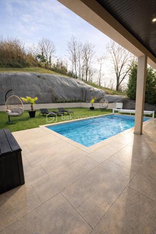 Villa d’architecte contemporaine de 243 m²,  sur une parcelle de 1 500 m²,En exclusivité, découvrez cette édifiée offrant calme absolu, intimité et absence totale de vis-à-vis, à proximité immédiate du parc Cébazat , tout en bénéficiant de l’ensemble des commodités.

Conçue pour offrir confort, élégance et modernité, cette propriété d’exception séduit par ses volumes et sa luminosité.
La pièce de vie de 58 m², baignée de lumière, s’ouvre harmonieusement sur la piscine, créant une parfaite continuité entre intérieur et extérieur.
La cuisine américaine entièrement équipée, au design raffiné, est sublimée par un îlot central, véritable cœur de la maison.
L’espace nuit accueille une superbe suite parentale disposant d’un balcon, d’un dressing et d’une salle de douche privative.
Une salle de bain avec douche à l’italienne, un WC indépendant, ainsi que trois chambres et un bureau en rez-de-chaussée, complètent l’espace nuit.
Un cellier et un WC supplémentaire viennent parfaire l’agencement intérieur.
En complément, une dépendance de plain-pied de 80 m² permet d’envisager un logement indépendant, un projet locatif ou une activité professionnelle.
Un garage de 80 m², une pompe à chaleur, une climatisation réversible (double split), une porte motorisée, ainsi qu’une terrasse aménagée avec gravier, viennent compléter ce bien rare aux prestations de qualité.