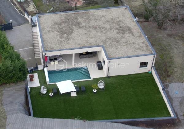 Villa d’architecte contemporaine de 243 m²,  sur une parcelle de 1 500 m²,En exclusivité, découvrez cette édifiée offrant calme absolu, intimité et absence totale de vis-à-vis, à proximité immédiate du parc Cébazat , tout en bénéficiant de l’ensemble des commodités.

Conçue pour offrir confort, élégance et modernité, cette propriété d’exception séduit par ses volumes et sa luminosité.
La pièce de vie de 58 m², baignée de lumière, s’ouvre harmonieusement sur la piscine, créant une parfaite continuité entre intérieur et extérieur.
La cuisine américaine entièrement équipée, au design raffiné, est sublimée par un îlot central, véritable cœur de la maison.
L’espace nuit accueille une superbe suite parentale disposant d’un balcon, d’un dressing et d’une salle de douche privative.
Une salle de bain avec douche à l’italienne, un WC indépendant, ainsi que trois chambres et un bureau en rez-de-chaussée, complètent l’espace nuit.
Un cellier et un WC supplémentaire viennent parfaire l’agencement intérieur.
En complément, une dépendance de plain-pied de 80 m² permet d’envisager un logement indépendant, un projet locatif ou une activité professionnelle.
Un garage de 80 m², une pompe à chaleur, une climatisation réversible (double split), une porte motorisée, ainsi qu’une terrasse aménagée avec gravier, viennent compléter ce bien rare aux prestations de qualité.