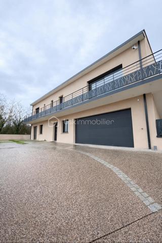 Villa d’architecte contemporaine de 243 m²,  sur une parcelle de 1 500 m²,En exclusivité, découvrez cette édifiée offrant calme absolu, intimité et absence totale de vis-à-vis, à proximité immédiate du parc Cébazat , tout en bénéficiant de l’ensemble des commodités.

Conçue pour offrir confort, élégance et modernité, cette propriété d’exception séduit par ses volumes et sa luminosité.
La pièce de vie de 58 m², baignée de lumière, s’ouvre harmonieusement sur la piscine, créant une parfaite continuité entre intérieur et extérieur.
La cuisine américaine entièrement équipée, au design raffiné, est sublimée par un îlot central, véritable cœur de la maison.
L’espace nuit accueille une superbe suite parentale disposant d’un balcon, d’un dressing et d’une salle de douche privative.
Une salle de bain avec douche à l’italienne, un WC indépendant, ainsi que trois chambres et un bureau en rez-de-chaussée, complètent l’espace nuit.
Un cellier et un WC supplémentaire viennent parfaire l’agencement intérieur.
En complément, une dépendance de plain-pied de 80 m² permet d’envisager un logement indépendant, un projet locatif ou une activité professionnelle.
Un garage de 80 m², une pompe à chaleur, une climatisation réversible (double split), une porte motorisée, ainsi qu’une terrasse aménagée avec gravier, viennent compléter ce bien rare aux prestations de qualité.