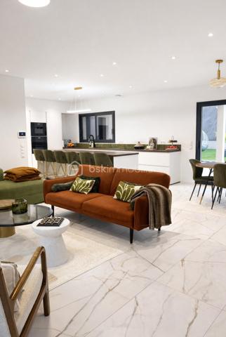 Villa d’architecte contemporaine de 243 m²,  sur une parcelle de 1 500 m²,En exclusivité, découvrez cette édifiée offrant calme absolu, intimité et absence totale de vis-à-vis, à proximité immédiate du parc Cébazat , tout en bénéficiant de l’ensemble des commodités.

Conçue pour offrir confort, élégance et modernité, cette propriété d’exception séduit par ses volumes et sa luminosité.
La pièce de vie de 58 m², baignée de lumière, s’ouvre harmonieusement sur la piscine, créant une parfaite continuité entre intérieur et extérieur.
La cuisine américaine entièrement équipée, au design raffiné, est sublimée par un îlot central, véritable cœur de la maison.
L’espace nuit accueille une superbe suite parentale disposant d’un balcon, d’un dressing et d’une salle de douche privative.
Une salle de bain avec douche à l’italienne, un WC indépendant, ainsi que trois chambres et un bureau en rez-de-chaussée, complètent l’espace nuit.
Un cellier et un WC supplémentaire viennent parfaire l’agencement intérieur.
En complément, une dépendance de plain-pied de 80 m² permet d’envisager un logement indépendant, un projet locatif ou une activité professionnelle.
Un garage de 80 m², une pompe à chaleur, une climatisation réversible (double split), une porte motorisée, ainsi qu’une terrasse aménagée avec gravier, viennent compléter ce bien rare aux prestations de qualité.