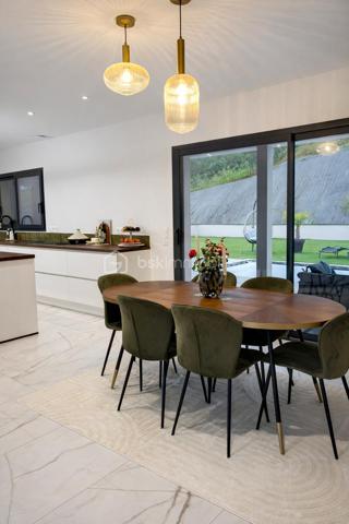 Villa d’architecte contemporaine de 243 m²,  sur une parcelle de 1 500 m²,En exclusivité, découvrez cette édifiée offrant calme absolu, intimité et absence totale de vis-à-vis, à proximité immédiate du parc Cébazat , tout en bénéficiant de l’ensemble des commodités.

Conçue pour offrir confort, élégance et modernité, cette propriété d’exception séduit par ses volumes et sa luminosité.
La pièce de vie de 58 m², baignée de lumière, s’ouvre harmonieusement sur la piscine, créant une parfaite continuité entre intérieur et extérieur.
La cuisine américaine entièrement équipée, au design raffiné, est sublimée par un îlot central, véritable cœur de la maison.
L’espace nuit accueille une superbe suite parentale disposant d’un balcon, d’un dressing et d’une salle de douche privative.
Une salle de bain avec douche à l’italienne, un WC indépendant, ainsi que trois chambres et un bureau en rez-de-chaussée, complètent l’espace nuit.
Un cellier et un WC supplémentaire viennent parfaire l’agencement intérieur.
En complément, une dépendance de plain-pied de 80 m² permet d’envisager un logement indépendant, un projet locatif ou une activité professionnelle.
Un garage de 80 m², une pompe à chaleur, une climatisation réversible (double split), une porte motorisée, ainsi qu’une terrasse aménagée avec gravier, viennent compléter ce bien rare aux prestations de qualité.