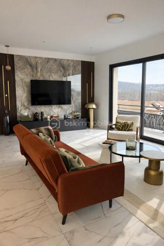 Villa d’architecte contemporaine de 243 m²,  sur une parcelle de 1 500 m²,En exclusivité, découvrez cette édifiée offrant calme absolu, intimité et absence totale de vis-à-vis, à proximité immédiate du parc Cébazat , tout en bénéficiant de l’ensemble des commodités.

Conçue pour offrir confort, élégance et modernité, cette propriété d’exception séduit par ses volumes et sa luminosité.
La pièce de vie de 58 m², baignée de lumière, s’ouvre harmonieusement sur la piscine, créant une parfaite continuité entre intérieur et extérieur.
La cuisine américaine entièrement équipée, au design raffiné, est sublimée par un îlot central, véritable cœur de la maison.
L’espace nuit accueille une superbe suite parentale disposant d’un balcon, d’un dressing et d’une salle de douche privative.
Une salle de bain avec douche à l’italienne, un WC indépendant, ainsi que trois chambres et un bureau en rez-de-chaussée, complètent l’espace nuit.
Un cellier et un WC supplémentaire viennent parfaire l’agencement intérieur.
En complément, une dépendance de plain-pied de 80 m² permet d’envisager un logement indépendant, un projet locatif ou une activité professionnelle.
Un garage de 80 m², une pompe à chaleur, une climatisation réversible (double split), une porte motorisée, ainsi qu’une terrasse aménagée avec gravier, viennent compléter ce bien rare aux prestations de qualité.