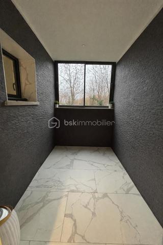 Villa d’architecte contemporaine de 243 m²,  sur une parcelle de 1 500 m²,En exclusivité, découvrez cette édifiée offrant calme absolu, intimité et absence totale de vis-à-vis, à proximité immédiate du parc Cébazat , tout en bénéficiant de l’ensemble des commodités.

Conçue pour offrir confort, élégance et modernité, cette propriété d’exception séduit par ses volumes et sa luminosité.
La pièce de vie de 58 m², baignée de lumière, s’ouvre harmonieusement sur la piscine, créant une parfaite continuité entre intérieur et extérieur.
La cuisine américaine entièrement équipée, au design raffiné, est sublimée par un îlot central, véritable cœur de la maison.
L’espace nuit accueille une superbe suite parentale disposant d’un balcon, d’un dressing et d’une salle de douche privative.
Une salle de bain avec douche à l’italienne, un WC indépendant, ainsi que trois chambres et un bureau en rez-de-chaussée, complètent l’espace nuit.
Un cellier et un WC supplémentaire viennent parfaire l’agencement intérieur.
En complément, une dépendance de plain-pied de 80 m² permet d’envisager un logement indépendant, un projet locatif ou une activité professionnelle.
Un garage de 80 m², une pompe à chaleur, une climatisation réversible (double split), une porte motorisée, ainsi qu’une terrasse aménagée avec gravier, viennent compléter ce bien rare aux prestations de qualité.