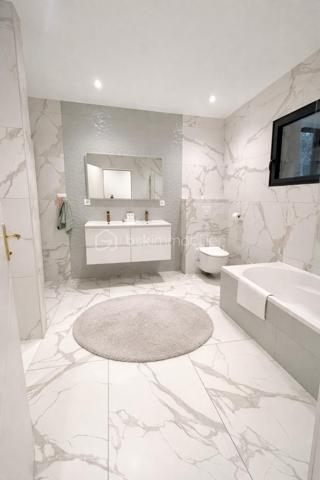 Villa d’architecte contemporaine de 243 m²,  sur une parcelle de 1 500 m²,En exclusivité, découvrez cette édifiée offrant calme absolu, intimité et absence totale de vis-à-vis, à proximité immédiate du parc Cébazat , tout en bénéficiant de l’ensemble des commodités.

Conçue pour offrir confort, élégance et modernité, cette propriété d’exception séduit par ses volumes et sa luminosité.
La pièce de vie de 58 m², baignée de lumière, s’ouvre harmonieusement sur la piscine, créant une parfaite continuité entre intérieur et extérieur.
La cuisine américaine entièrement équipée, au design raffiné, est sublimée par un îlot central, véritable cœur de la maison.
L’espace nuit accueille une superbe suite parentale disposant d’un balcon, d’un dressing et d’une salle de douche privative.
Une salle de bain avec douche à l’italienne, un WC indépendant, ainsi que trois chambres et un bureau en rez-de-chaussée, complètent l’espace nuit.
Un cellier et un WC supplémentaire viennent parfaire l’agencement intérieur.
En complément, une dépendance de plain-pied de 80 m² permet d’envisager un logement indépendant, un projet locatif ou une activité professionnelle.
Un garage de 80 m², une pompe à chaleur, une climatisation réversible (double split), une porte motorisée, ainsi qu’une terrasse aménagée avec gravier, viennent compléter ce bien rare aux prestations de qualité.