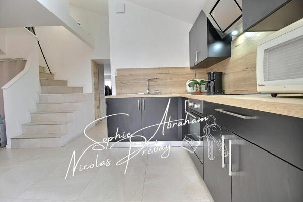 Maison rénovée, 2 chambres et bureau avec jardin et garage