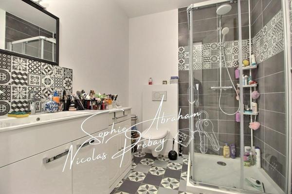 Maison rénovée, 2 chambres et bureau avec jardin et garage