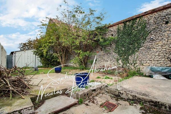 Maison rénovée, 2 chambres et bureau avec jardin et garage