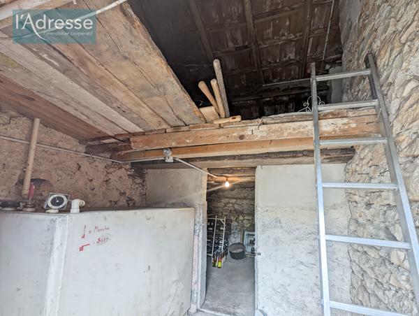 Maison familiale en pierre avec dépendances - Puy L'Évêque