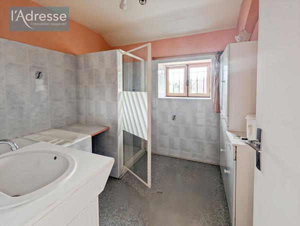 Maison familiale en pierre avec dépendances - Puy L'Évêque