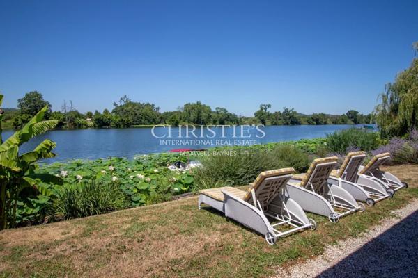 L’Élégante Propriété Riveraine Lotus Lily – Avec Jetée Privée