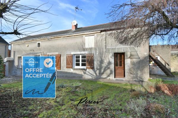 DOUE CENTRE - Maison avec dépendances, garages, environ 900 m² de terrain