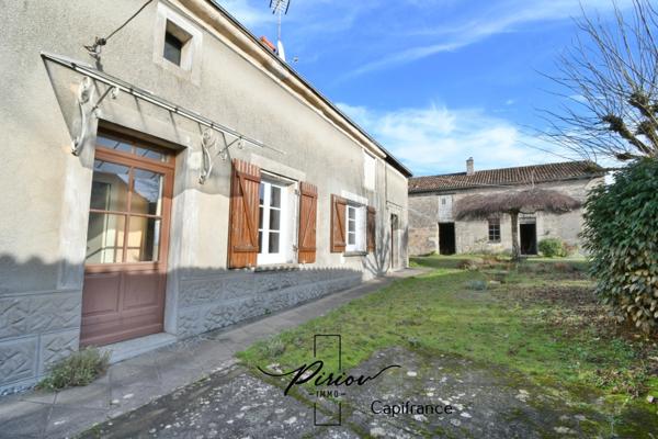 DOUE CENTRE - Maison avec dépendances, garages, environ 900 m² de terrain