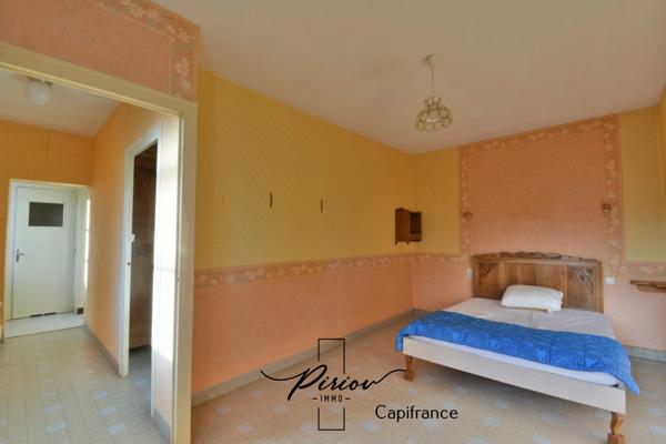 DOUE CENTRE - Maison avec dépendances, garages, environ 900 m² de terrain