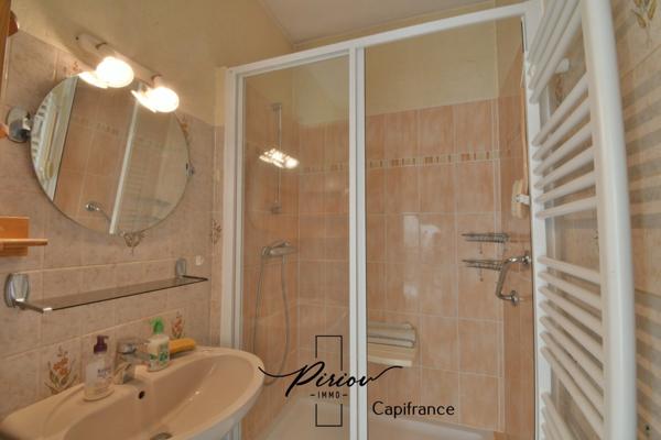 DOUE CENTRE - Maison avec dépendances, garages, environ 900 m² de terrain