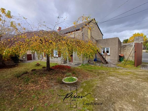 DOUE CENTRE - Maison avec dépendances, garages, environ 900 m² de terrain