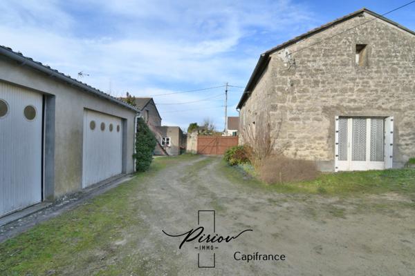 DOUE CENTRE - Maison avec dépendances, garages, environ 900 m² de terrain