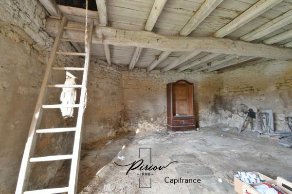 DOUE CENTRE - Maison avec dépendances, garages, environ 900 m² de terrain