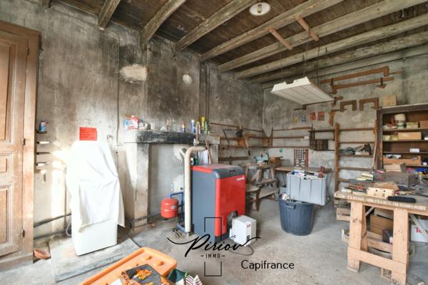 DOUE CENTRE - Maison avec dépendances, garages, environ 900 m² de terrain