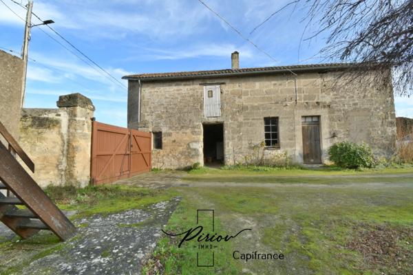 DOUE CENTRE - Maison avec dépendances, garages, environ 900 m² de terrain