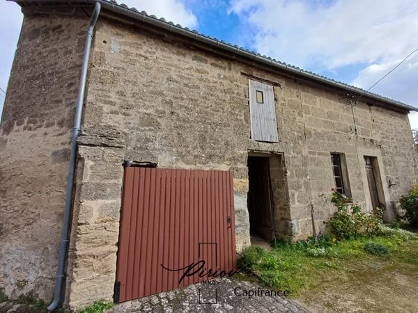 DOUE CENTRE - Maison avec dépendances, garages, environ 900 m² de terrain