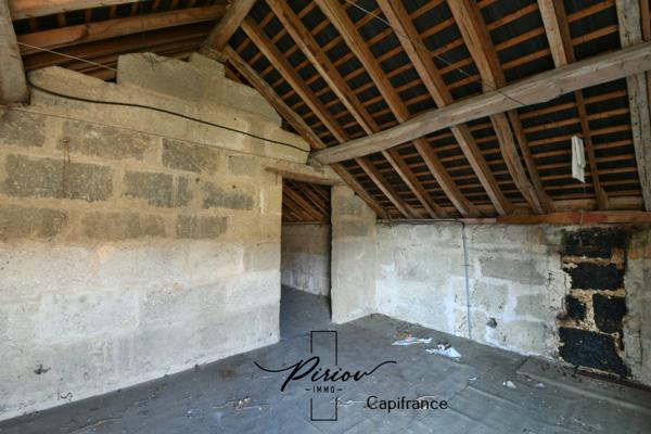 DOUE CENTRE - Maison avec dépendances, garages, environ 900 m² de terrain